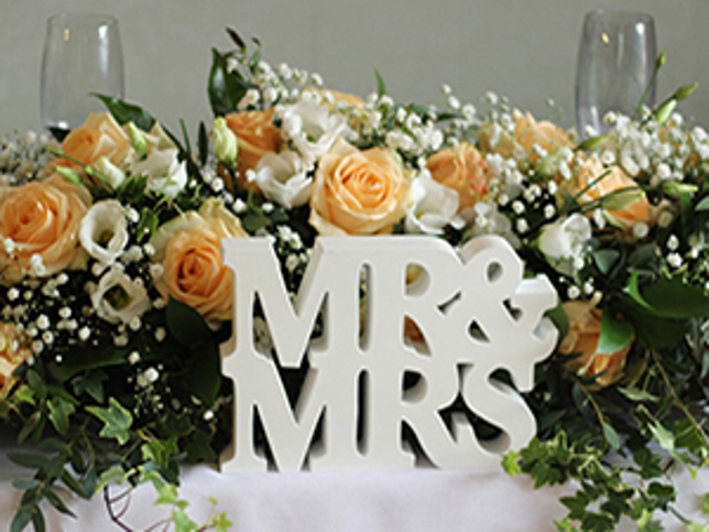 Top table arrangement - peach roses