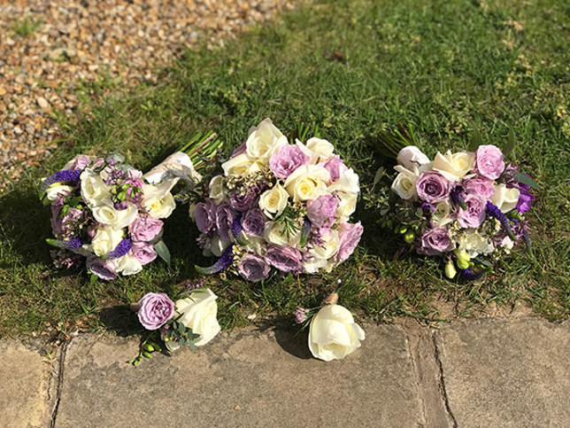 Mauve ivory bouquets.jpg