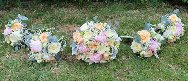 Peach bouquets with pink peonies